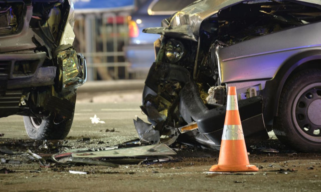 Egy kisbusz &eacute;s egy szem&eacute;lyaut&oacute; &uuml;tk&ouml;z&ouml;tt &ouml;ssze Homokm&eacute;gyn&eacute;l