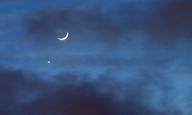 Ritka &eacute;gi p&aacute;ros: szombat este szoros k&ouml;zels&eacute;gbe ker&uuml;l a Hold &eacute;s a Szaturnusz