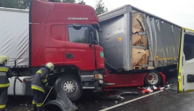 K&eacute;t kamion &uuml;tk&ouml;z&ouml;tt az M5-&ouml;s aut&oacute;p&aacute;ly&aacute;n
