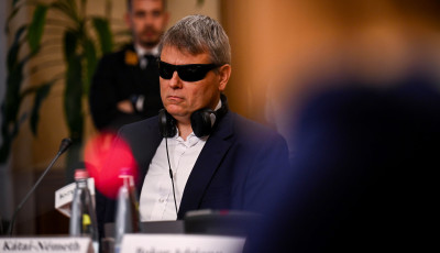 „Vicsorgó vak embernek" nevezte a szociális és családügyi minisztert egy Fideszes influenszer