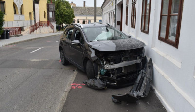 &Eacute;p&uuml;let fal&aacute;nak &uuml;tk&ouml;z&ouml;tt egy szem&eacute;lyg&eacute;pj&aacute;rmű cs&uuml;t&ouml;rt&ouml;k hajnalban Baj&aacute;n