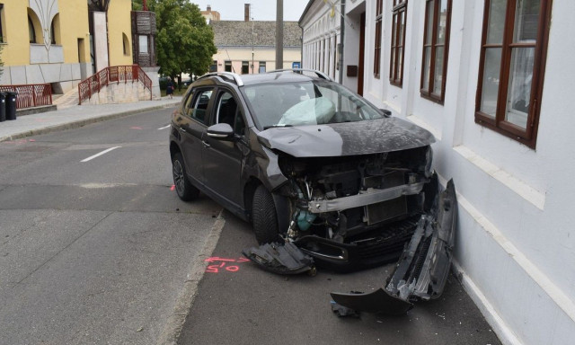 &Eacute;p&uuml;let fal&aacute;nak &uuml;tk&ouml;z&ouml;tt egy szem&eacute;lyg&eacute;pj&aacute;rmű cs&uuml;t&ouml;rt&ouml;k hajnalban Baj&aacute;n