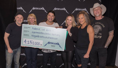 Négymillió forintot adományozott a Metallica a magyar gyerekek megsegítésére