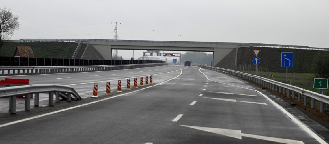 Harminc &eacute;v ut&aacute;n c&eacute;lba &eacute;rt a terv: elk&eacute;sz&uuml;lt az M5-&ouml;s kunsz&aacute;ll&aacute;si lehajt&oacute;ja