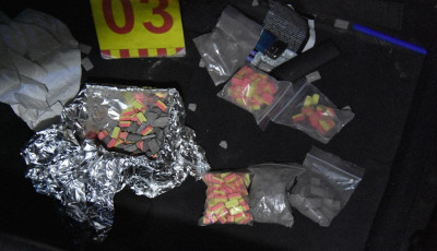 Tablett&aacute;k a csomagtart&oacute;ban: n&eacute;gy embert vittek el a rendőr&ouml;k egy kiskunhalasi drogfog&aacute;s ut&aacute;n