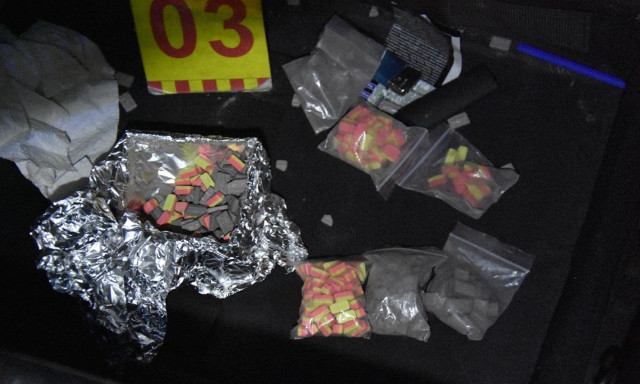 Tablett&aacute;k a csomagtart&oacute;ban: n&eacute;gy embert vittek el a rendőr&ouml;k egy kiskunhalasi drogfog&aacute;s ut&aacute;n