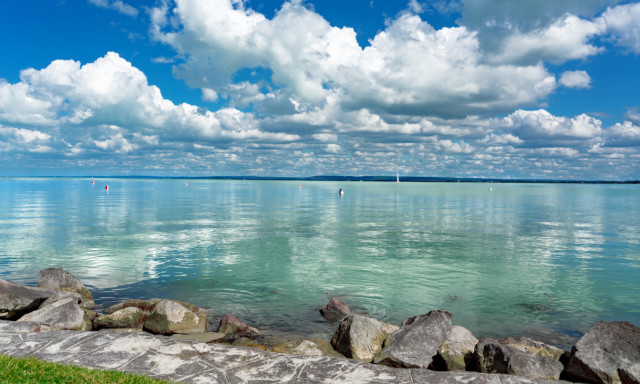Ny&aacute;ri meleggel indul az ősz első h&eacute;tv&eacute;g&eacute;je