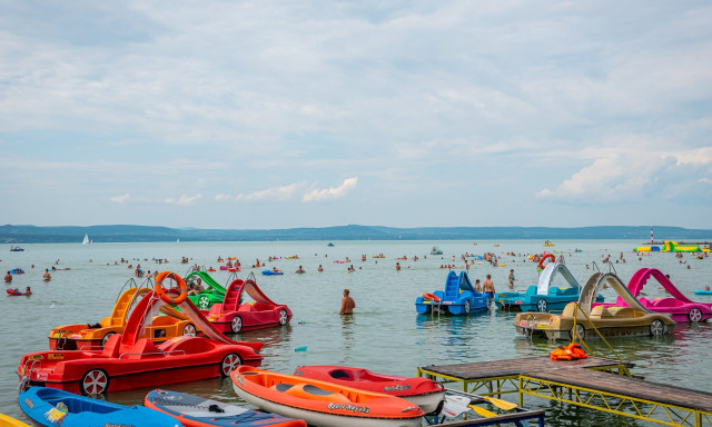 Balatoni strandk&ouml;rk&eacute;p: nagyot dr&aacute;gultak a jegy&aacute;rak a Balaton k&ouml;r&uuml;l