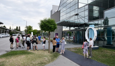 Alig két tucatnyian tüntettek a közmédia előtt, a Fidesz szerint visszaéltek a nevükkel
