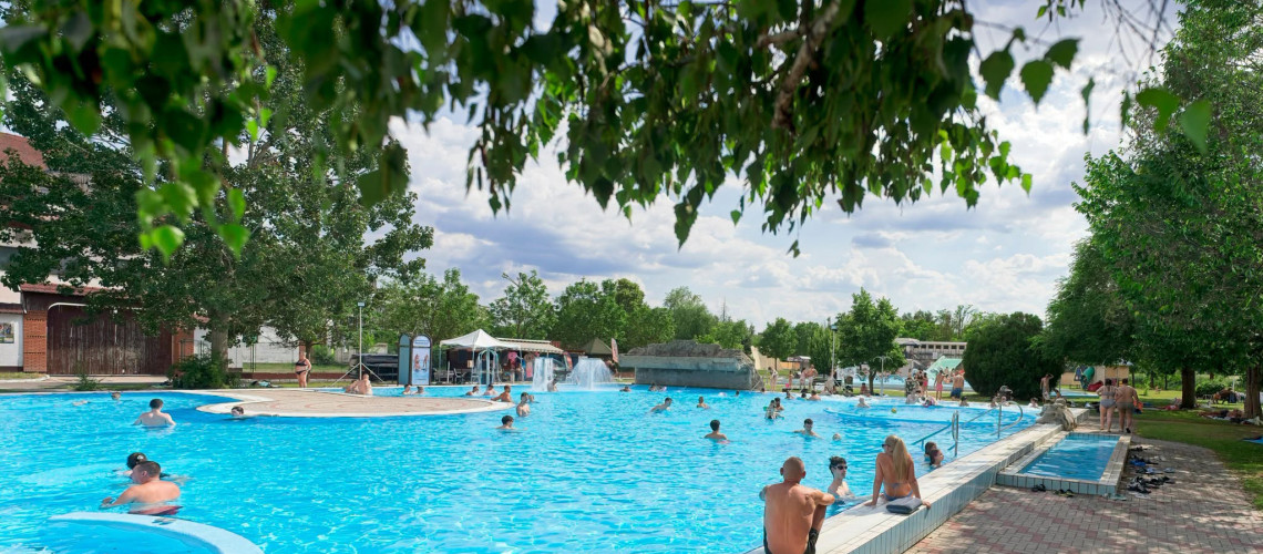 Hi&aacute;ba tombol a k&aacute;nikula: id&eacute;n sem nyitnak ki a Kecskem&eacute;ti Sz&eacute;kt&oacute;i Strand &oacute;ri&aacute;scs&uacute;szd&aacute;i