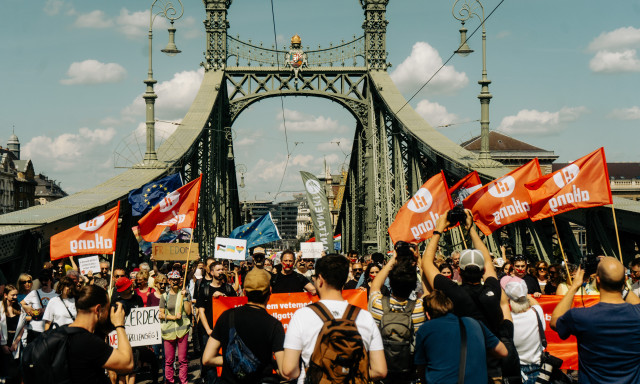 A t&ouml;rv&eacute;nytervezet v&eacute;g&uuml;l oda ker&uuml;lt, ahov&aacute; a beny&uacute;jt&oacute;i is: a politikat&ouml;rt&eacute;net szemeteskuk&aacute;j&aacute;ba